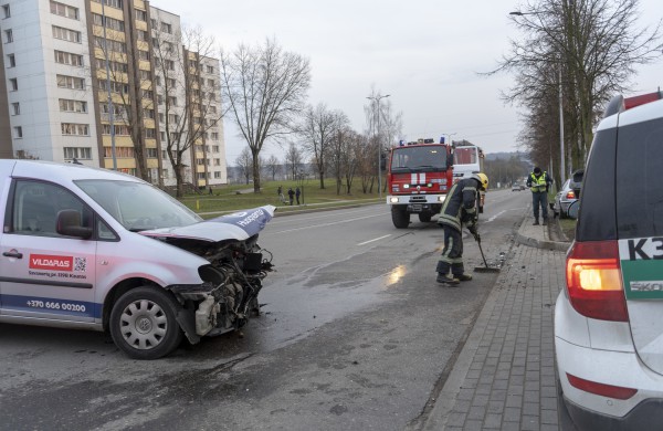 Žeimių gatvės „nepasidalino“ BMW ir  Volkswagen