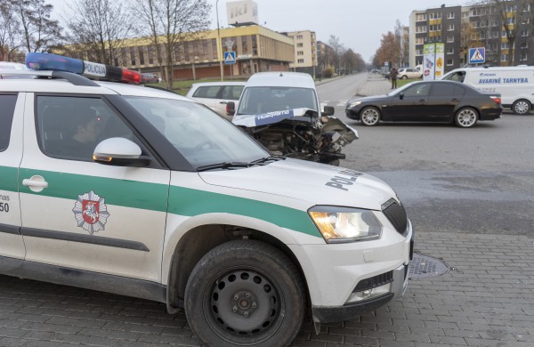 Žeimių gatvės „nepasidalino“ BMW ir  Volkswagen