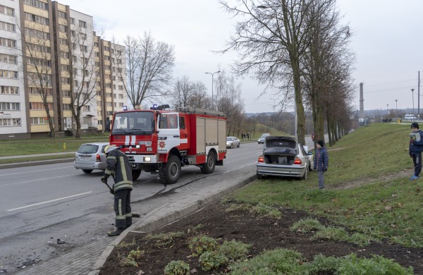 Žeimių gatvės „nepasidalino“ BMW ir  Volkswagen