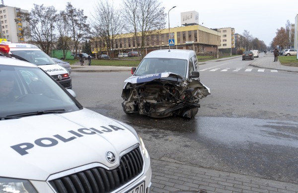 Žeimių gatvės „nepasidalino“ BMW ir  Volkswagen