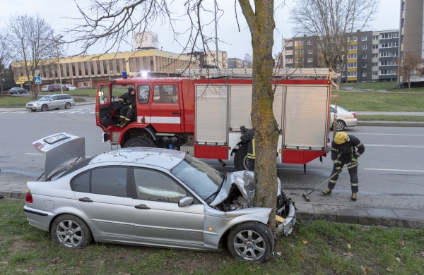 Žeimių gatvės „nepasidalino“ BMW ir  Volkswagen