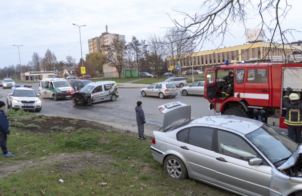 Žeimių gatvės „nepasidalino“ BMW ir  Volkswagen