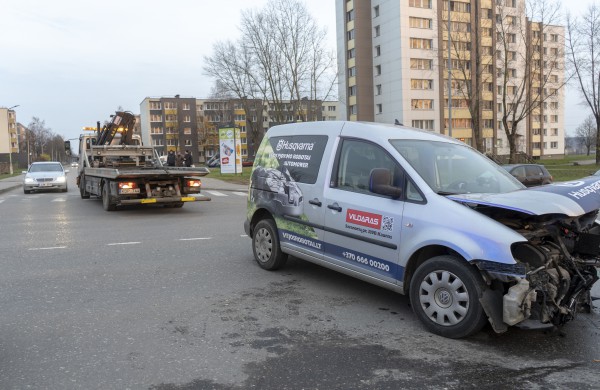 Žeimių gatvės „nepasidalino“ BMW ir  Volkswagen