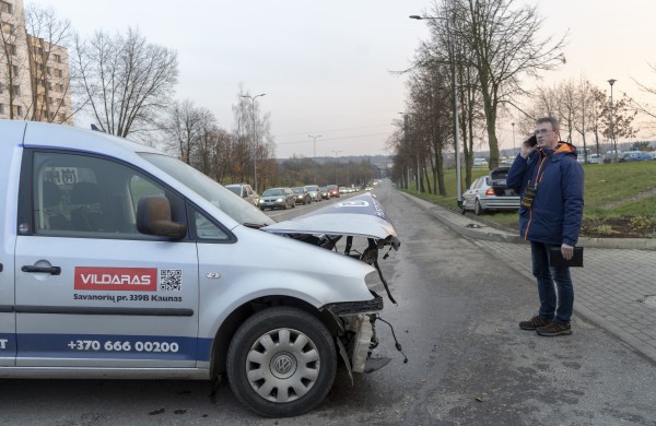 Žeimių gatvės „nepasidalino“ BMW ir  Volkswagen