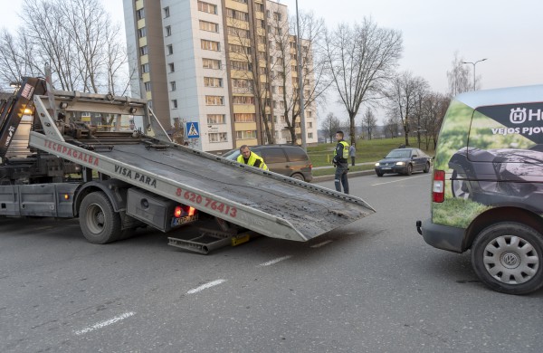 Žeimių gatvės „nepasidalino“ BMW ir  Volkswagen