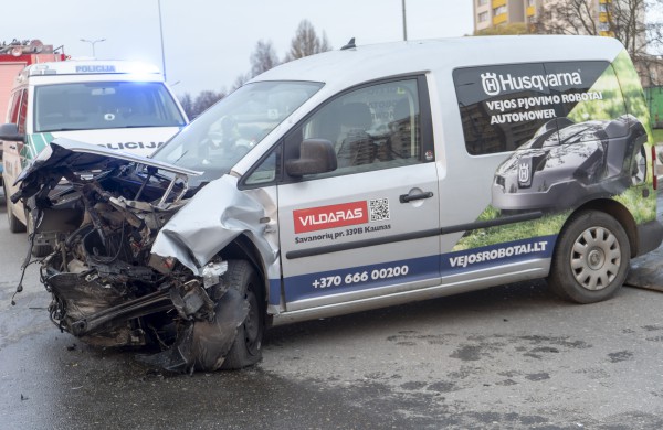 Žeimių gatvės „nepasidalino“ BMW ir  Volkswagen