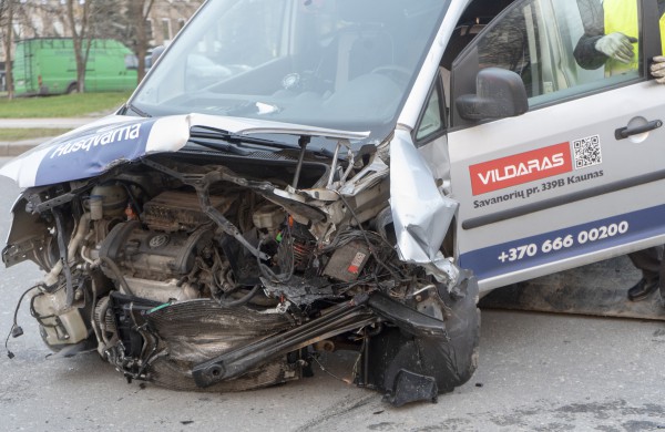 Žeimių gatvės „nepasidalino“ BMW ir  Volkswagen