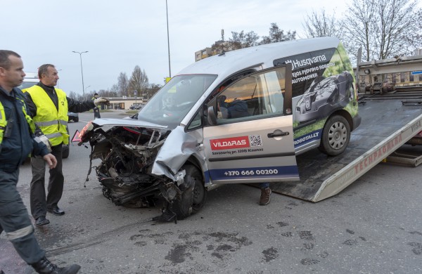 Žeimių gatvės „nepasidalino“ BMW ir  Volkswagen
