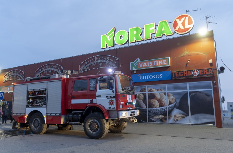 Tarnybos skubėjo į prekybos centrą Norfa