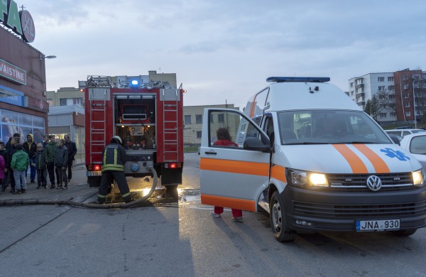 Tarnybos skubėjo į prekybos centrą Norfa