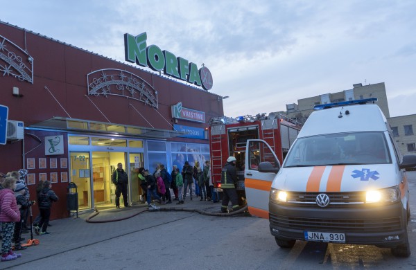 Tarnybos skubėjo į prekybos centrą Norfa
