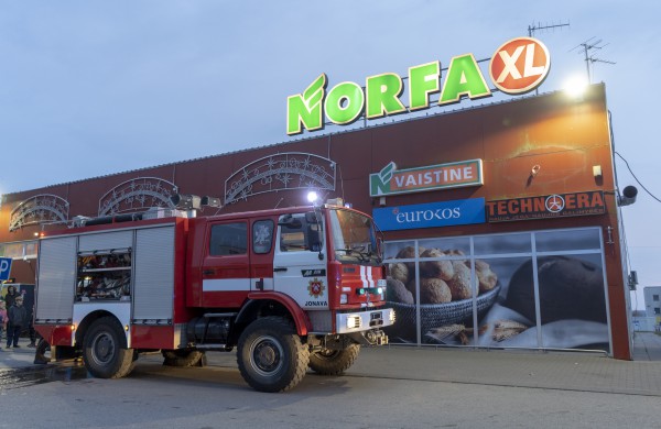 Tarnybos skubėjo į prekybos centrą Norfa