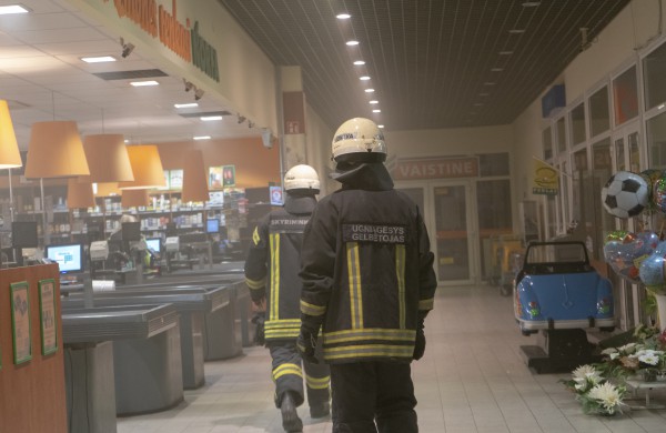 Tarnybos skubėjo į prekybos centrą Norfa