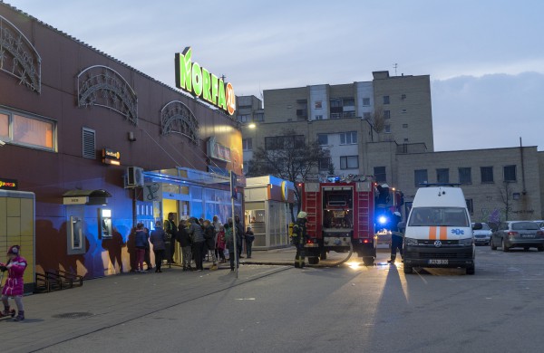 Tarnybos skubėjo į prekybos centrą Norfa