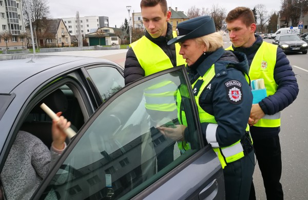 Jonavoje surengta akcija skirta Pasaulinei dienai žuvusiems eismo įvykiuose atminti