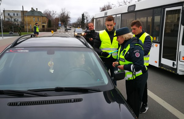 Jonavoje surengta akcija skirta Pasaulinei dienai žuvusiems eismo įvykiuose atminti