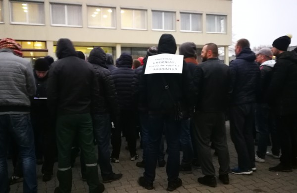 Achemos darbuotojai piketo metu: „Atlyginimas tarsi stipendija“