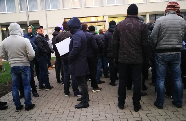 Achemos darbuotojai piketo metu: „Atlyginimas tarsi stipendija“