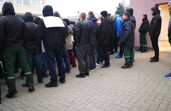 Achemos darbuotojai piketo metu: „Atlyginimas tarsi stipendija“