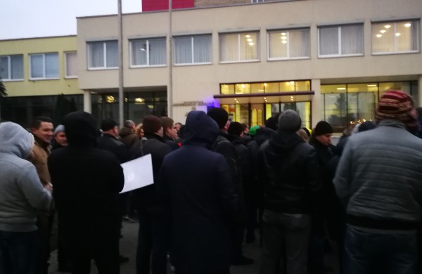 Achemos darbuotojai piketo metu: „Atlyginimas tarsi stipendija“