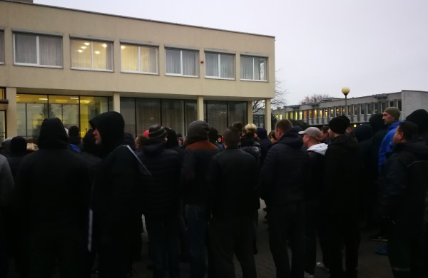 Achemos darbuotojai piketo metu: „Atlyginimas tarsi stipendija“