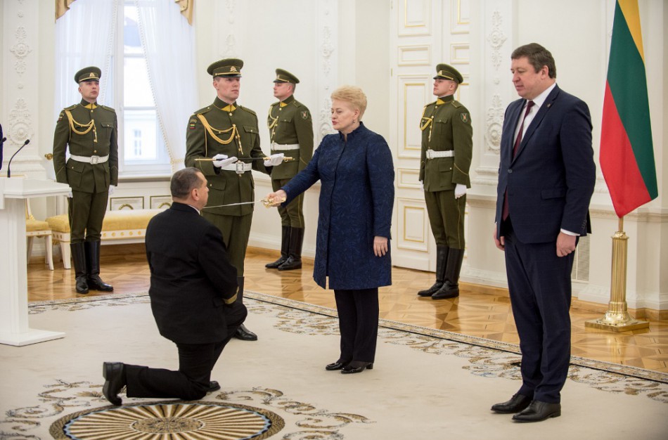 Prezidentė trims karininkams suteikė aukštesnius laipsnius