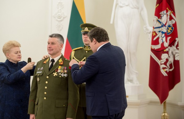 Prezidentė trims karininkams suteikė aukštesnius laipsnius