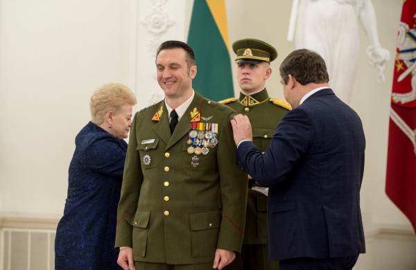 Prezidentė trims karininkams suteikė aukštesnius laipsnius