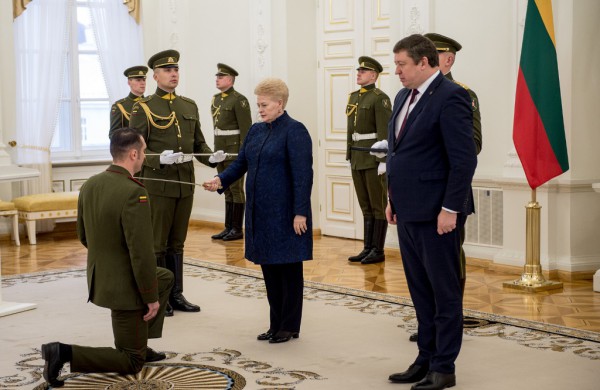 Prezidentė trims karininkams suteikė aukštesnius laipsnius