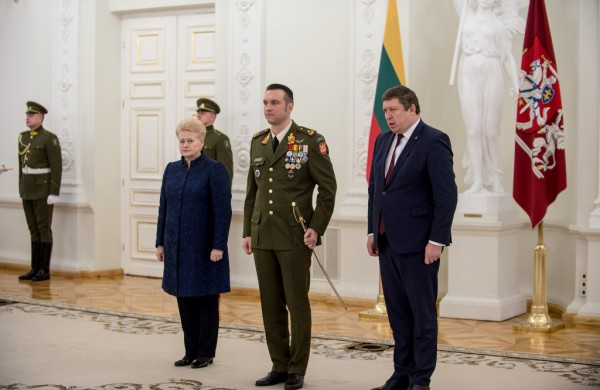 Prezidentė trims karininkams suteikė aukštesnius laipsnius