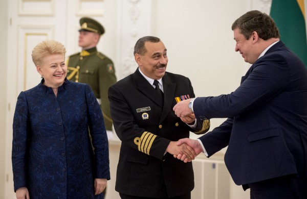 Prezidentė trims karininkams suteikė aukštesnius laipsnius