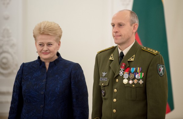 Prezidentė trims karininkams suteikė aukštesnius laipsnius
