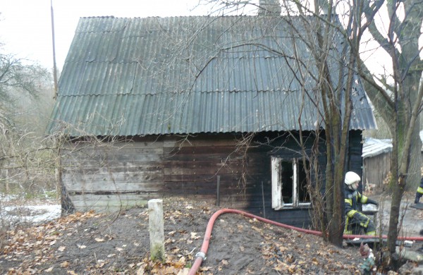 Gaisro metu Kulvoje sužalotas žmogus, sudegė pastatai