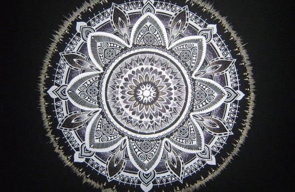 Pirmoji jonavietės piešta mandala gimė “iš lėkštės” (nuotraukų galerija)