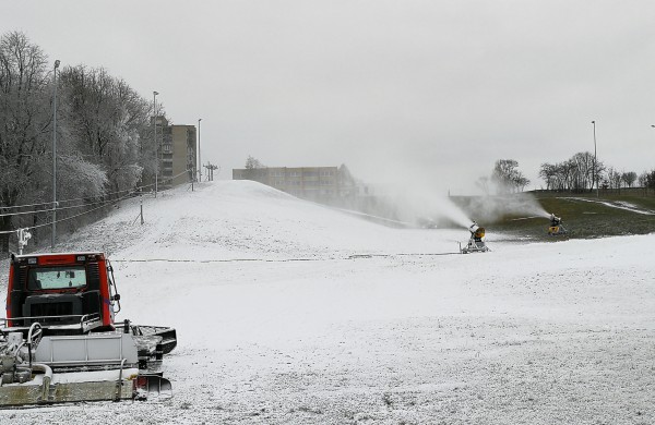 Sniego patrankos jau dirba, tačiau apgadinti kelto trasos lynai