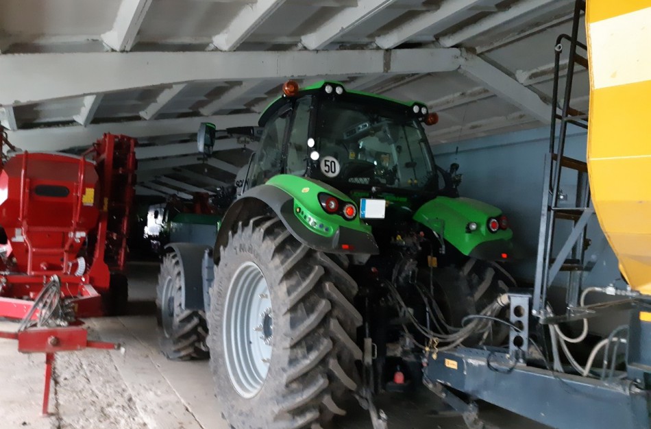 Tęsiamas ikiteisminis tyrimas dėl galimai vogtų traktorių atvedė į Kėdainius  