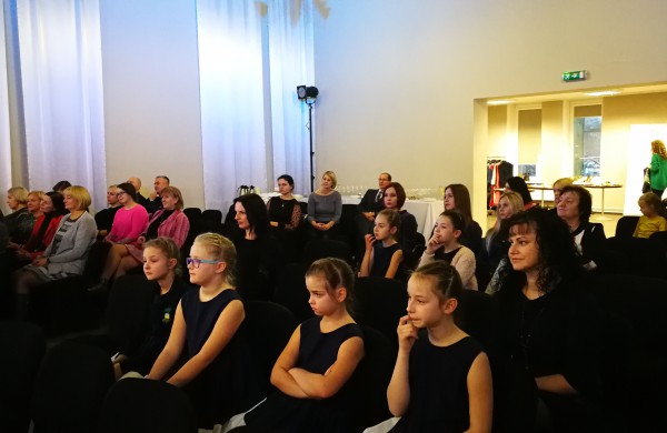 Akcijos „Padovanok suknelę“ kulminacinis renginys