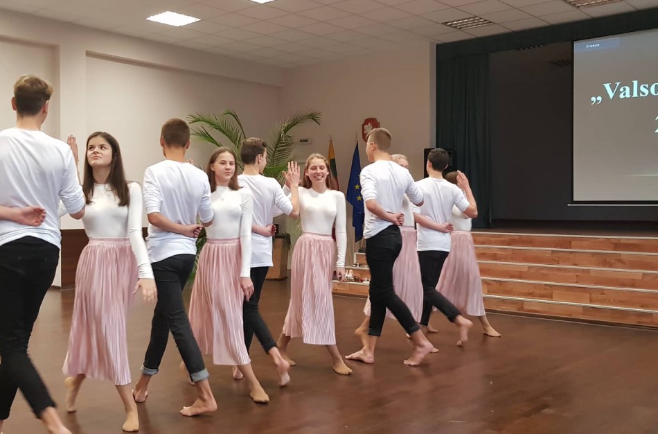 Justino Vareikio progimnazijos bendruomenė šiandien sukosi valso ritmu  