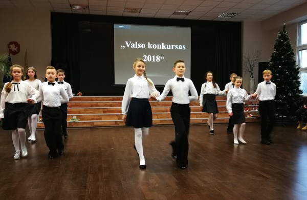 Justino Vareikio progimnazijos bendruomenė šiandien sukosi valso ritmu  