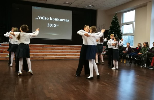 Justino Vareikio progimnazijos bendruomenė šiandien sukosi valso ritmu  