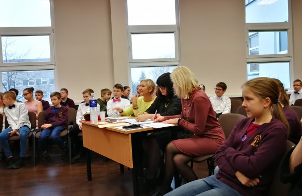 Justino Vareikio progimnazijos bendruomenė šiandien sukosi valso ritmu  