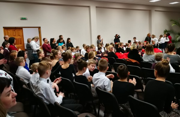 Justino Vareikio progimnazijos bendruomenė šiandien sukosi valso ritmu  