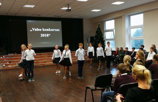 Justino Vareikio progimnazijos bendruomenė šiandien sukosi valso ritmu  