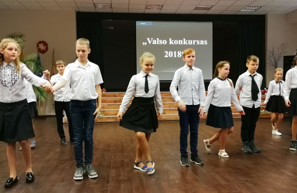 Justino Vareikio progimnazijos bendruomenė šiandien sukosi valso ritmu  