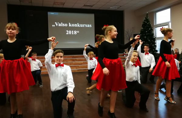 Justino Vareikio progimnazijos bendruomenė šiandien sukosi valso ritmu  