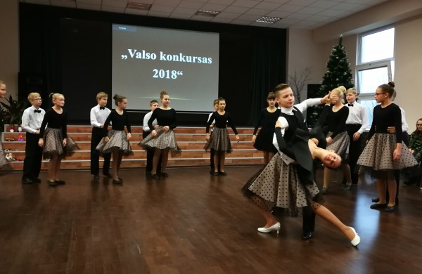 Justino Vareikio progimnazijos bendruomenė šiandien sukosi valso ritmu  