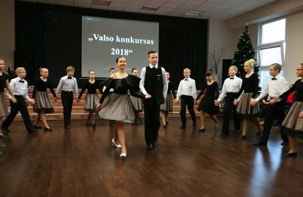 Justino Vareikio progimnazijos bendruomenė šiandien sukosi valso ritmu  