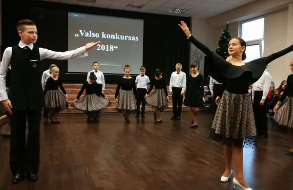 Justino Vareikio progimnazijos bendruomenė šiandien sukosi valso ritmu  