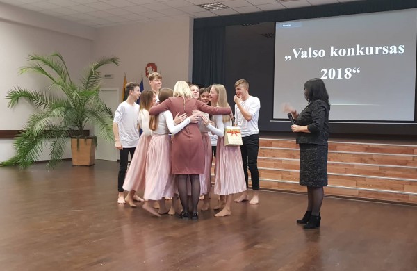 Justino Vareikio progimnazijos bendruomenė šiandien sukosi valso ritmu  