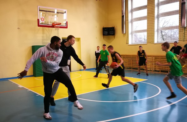 Kalėdinis – draugiškas krepšinio turnyras „Pažinkime vieni kitus“